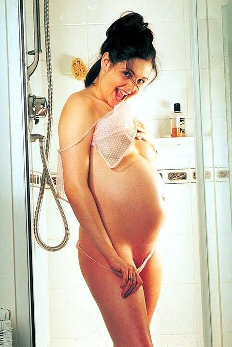 20P Naked bathing prego loves spreading her shaved pussy