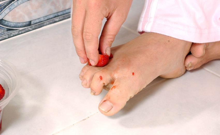 20P Curly teen sucking her fruity feet
