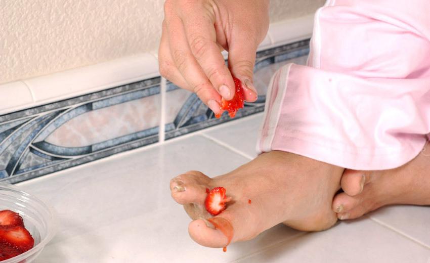 20P Curly teen sucking her fruity feet