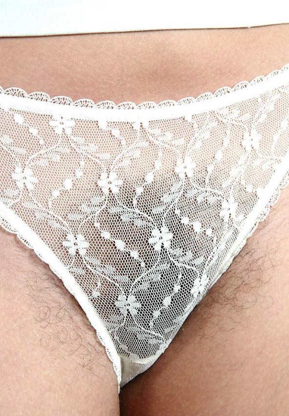 20P Die vollbusige, lockige Süße zeigt ihre haarige Muschi