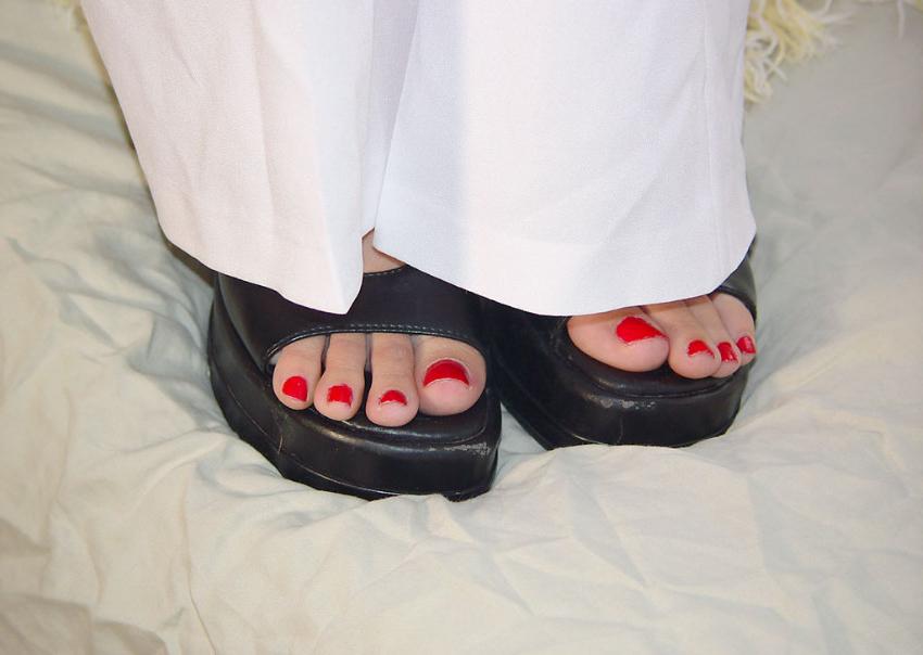20P Sweet curly polishing her toe nails