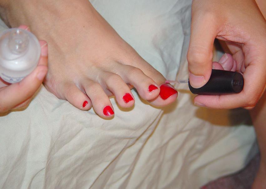 20P Sweet curly polishing her toe nails