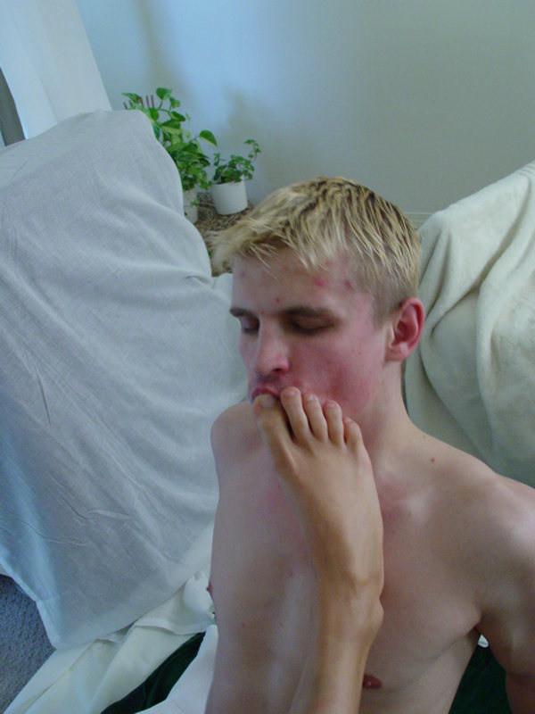 20P Teen jerking his dick with her feet