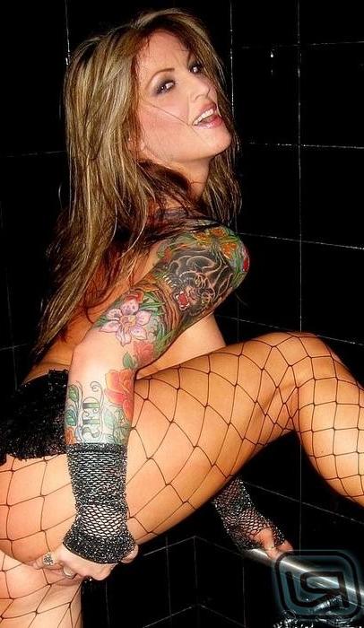 15P Janine Lindemulder strips off in the bathroom