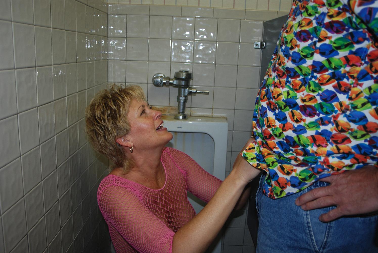 16P Bathroom Blowjob