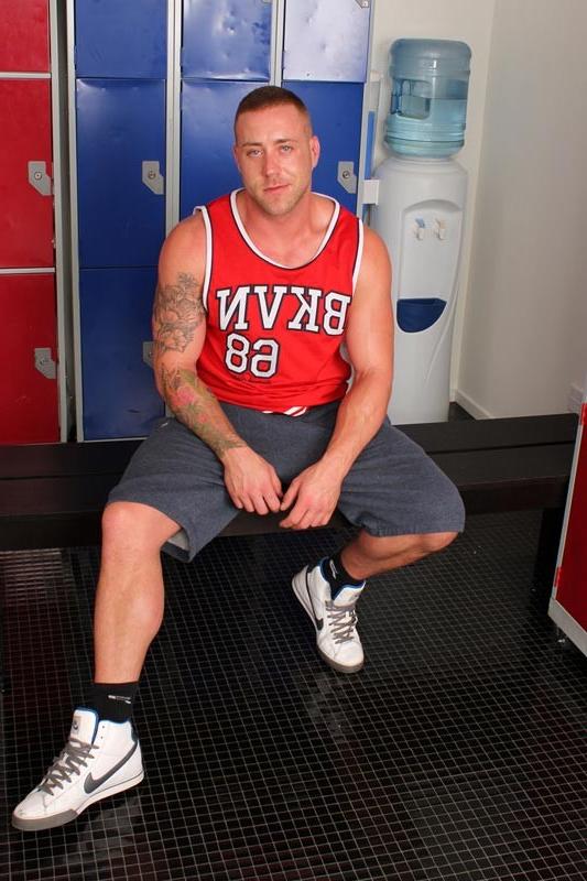 15P Muscle Jock Jerking Off
