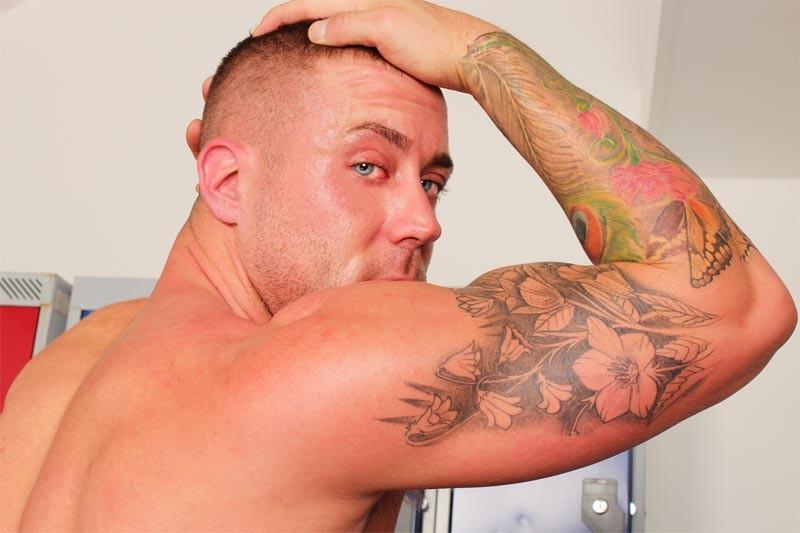 15P Muscle Jock Jerking Off