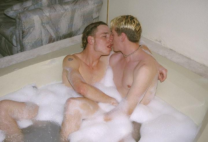 20P Fair haired twinks masturbating and sucking while taking a bath