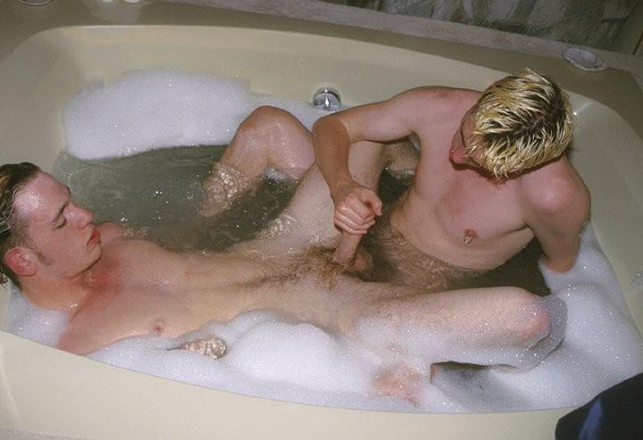 20P Fair haired twinks masturbating and sucking while taking a bath
