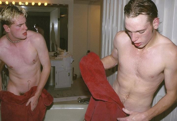 20P Fair haired twinks masturbating and sucking while taking a bath