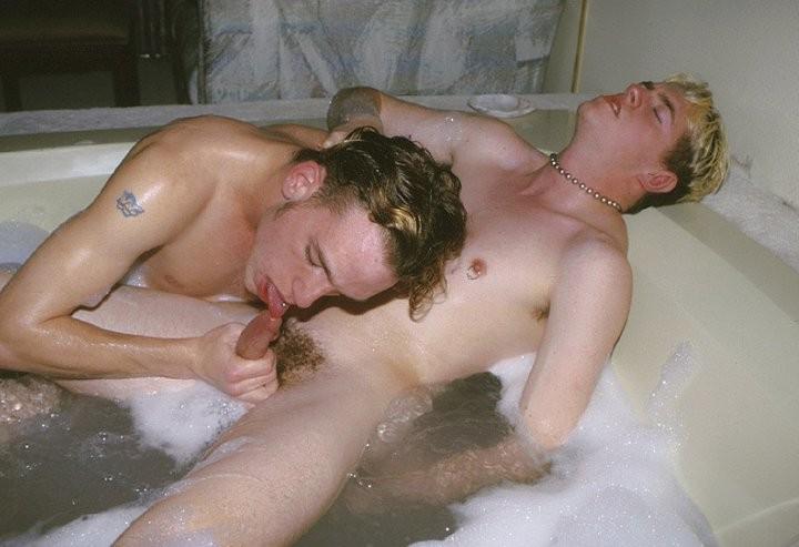 20P Fair haired twinks masturbating and sucking while taking a bath