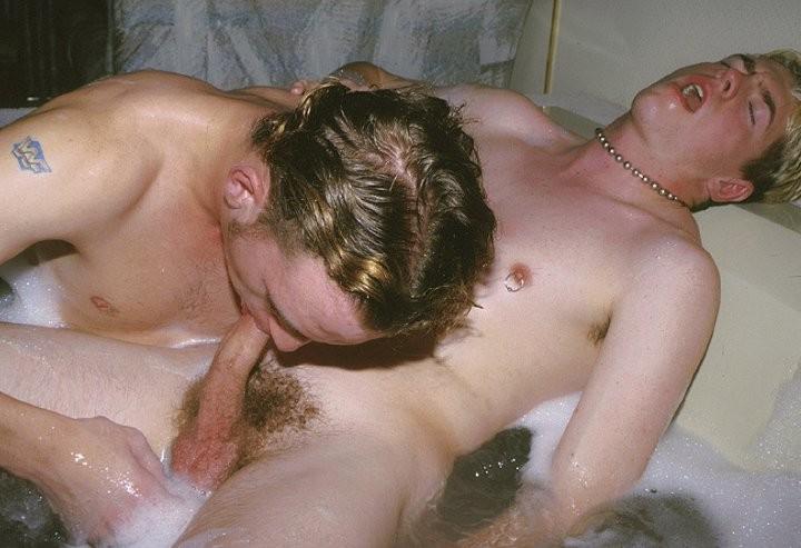 20P Fair haired twinks masturbating and sucking while taking a bath
