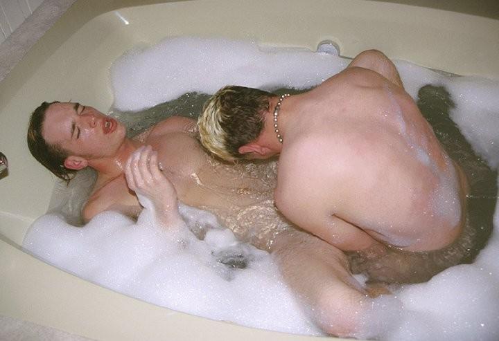 20P Fair haired twinks masturbating and sucking while taking a bath