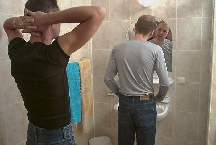 20P Blond and dark haired twinks kiss and suck passion in a shower
