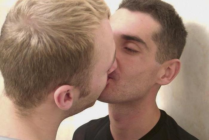 20P Blond and dark haired twinks kiss and suck passion in a shower