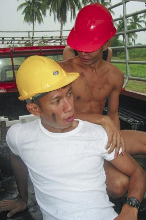 6P Eastern workers enjoy their mutual sweet jerking in the open air
