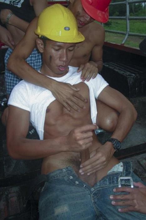 6P Eastern workers enjoy their mutual sweet jerking in the open air