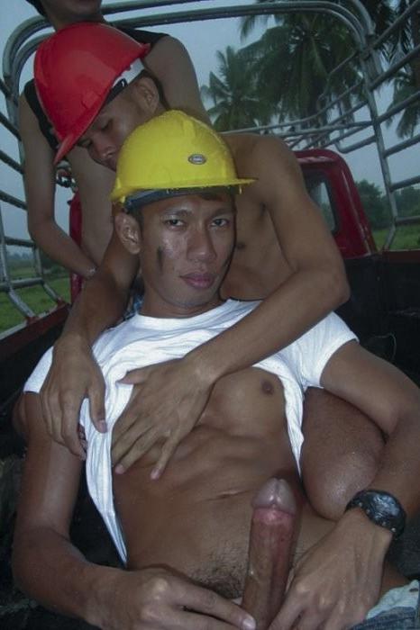 6P Eastern workers enjoy their mutual sweet jerking in the open air