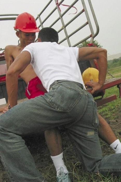 6P Eastern workers enjoy their mutual sweet jerking in the open air