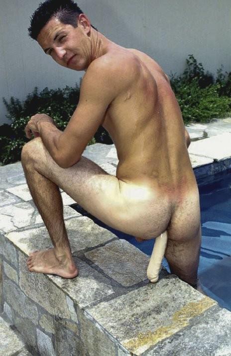 20P Ein dunkelhaariger Kerl, der am Pool einen Dildo macht und angibt