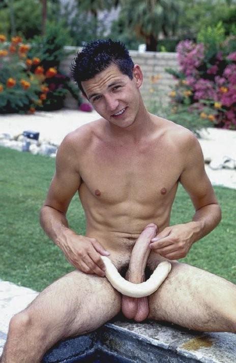 20P Ein dunkelhaariger Kerl, der am Pool einen Dildo macht und angibt