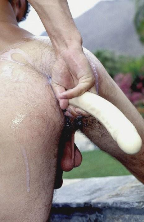 20P Ein dunkelhaariger Kerl, der am Pool einen Dildo macht und angibt