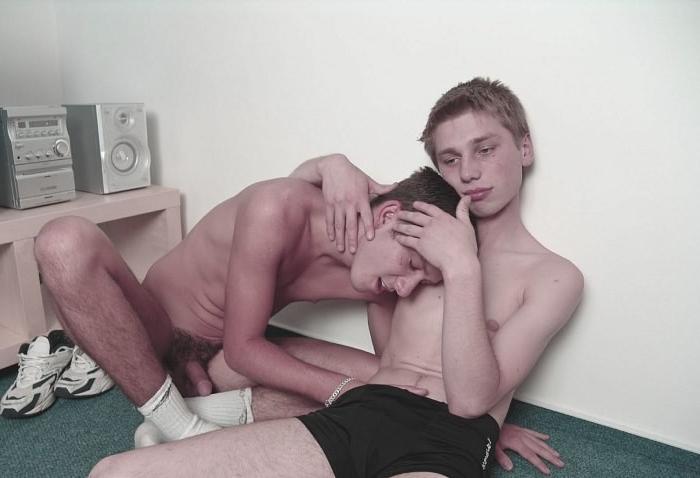 20P Two fair haired college dudes fucking and cumming on the floor
