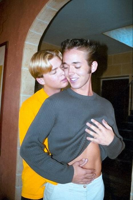 20P Fair and dark haired dudes suck each other at home