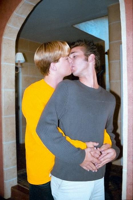 20P Fair and dark haired dudes suck each other at home