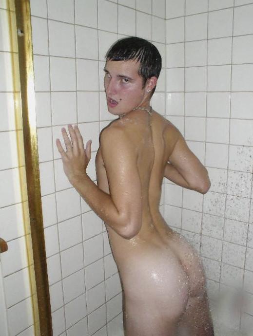 20P Two smooth amateurs washing each other and peeing in a bathroom