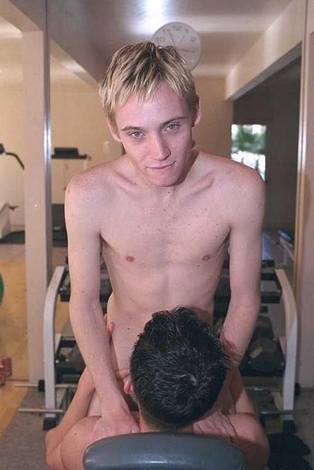 20P Blond and dark haired twinks enjoy mutual sucking in a gym