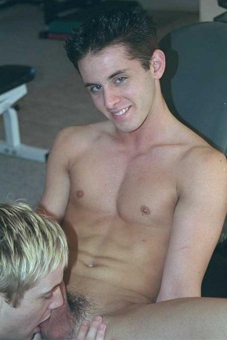 20P Blond and dark haired twinks enjoy mutual sucking in a gym