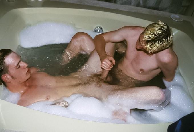 20P Fair and dark haired twinks mutual big cock sucking in jacuzzi