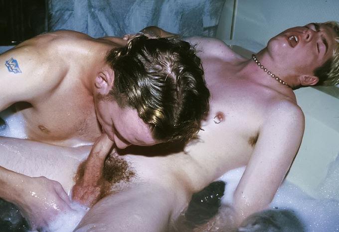 20P Fair and dark haired twinks mutual big cock sucking in jacuzzi