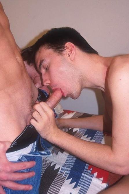 20P Fair and dark haired college twinks mutual blowing on a sofa