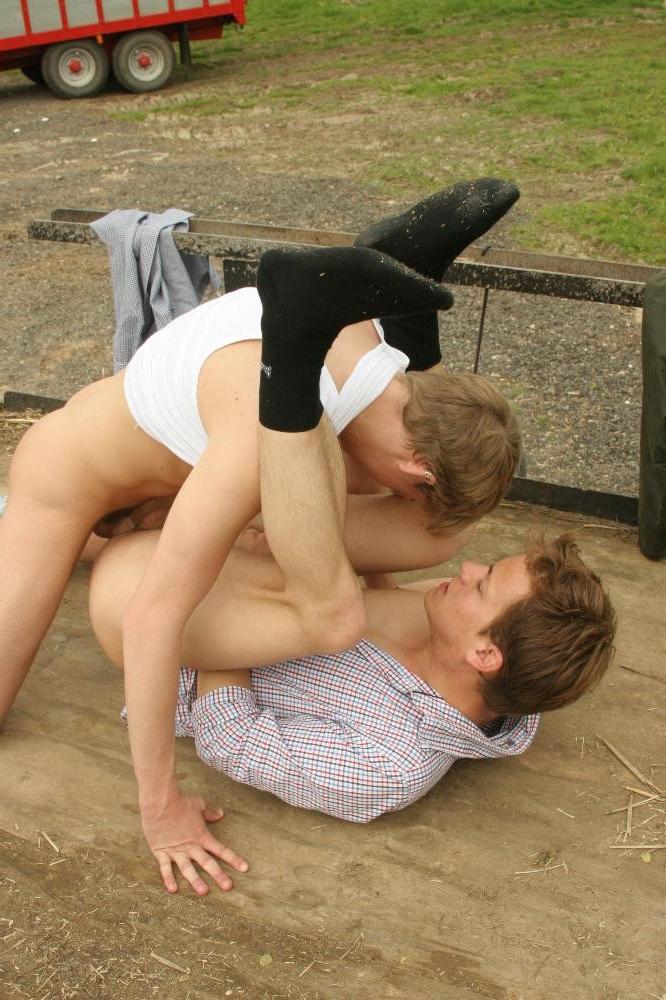 10P Horny fat guy gets his anus fucked by a big cock.