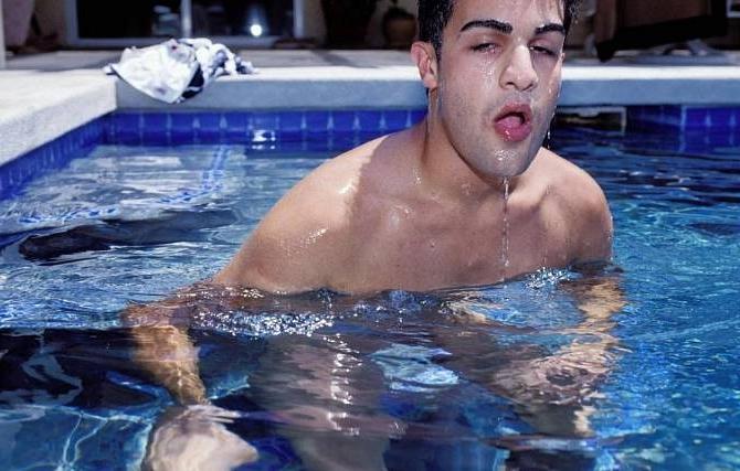 20P Sweet latin dude enjoys self dildoing and jerking off in a pool