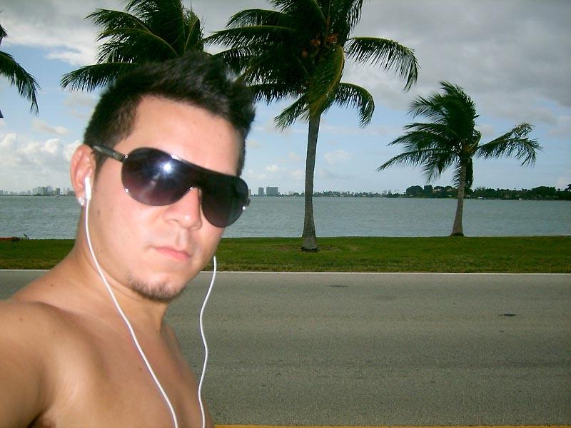 12P Check out these horny fella wanting to jerk off with you