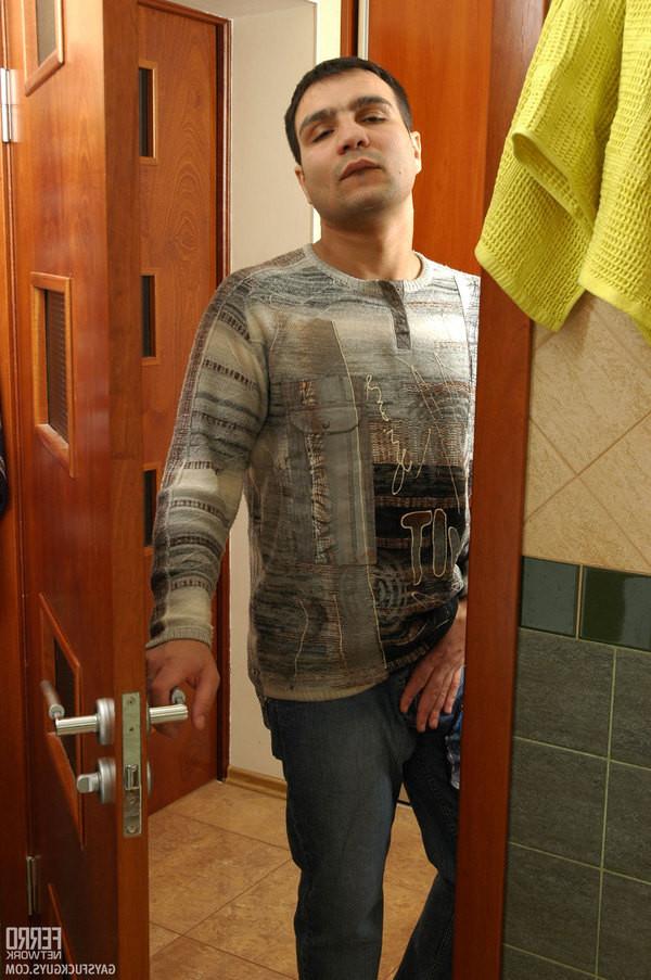 20P Hung guy seduced by his horny friend eager for gay experience in bathroom
