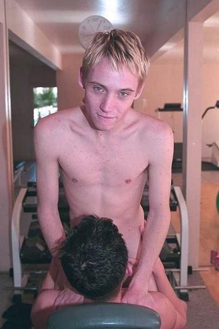 20P Blond and dark haired twinks enjoy sucking delight in a gym
