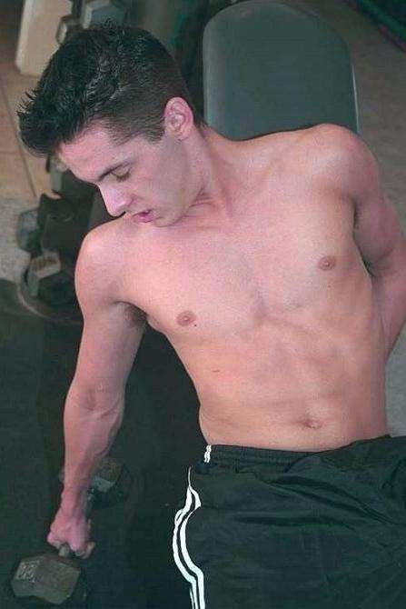20P Blond and dark haired twinks enjoy sucking delight in a gym