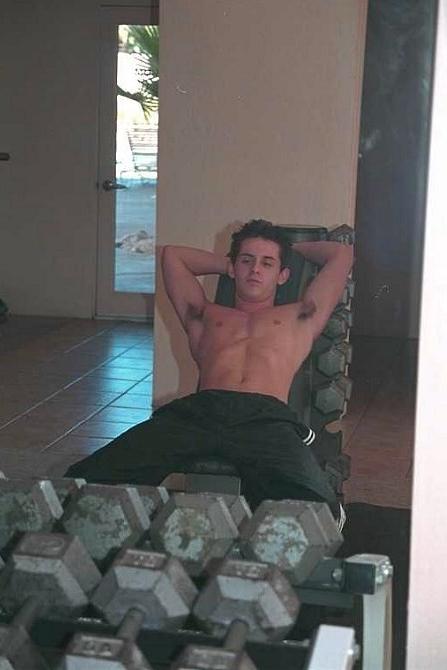 20P Blond and dark haired twinks enjoy sucking delight in a gym