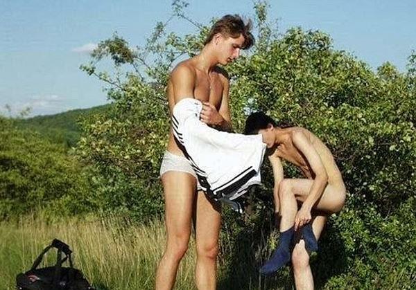 20P Dark and fair haired fellows enjoy outdoor sucking pleasure