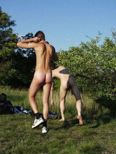 20P Dark and fair haired fellows enjoy outdoor sucking pleasure