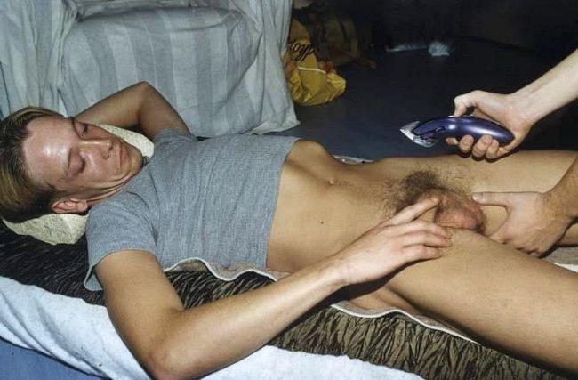 20P Blond n dark haired twinks enjoy genitals shaving in a kitchen