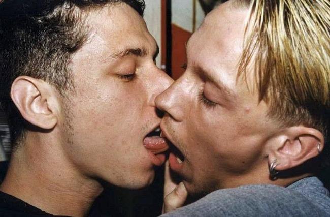 20P Blond n dark haired twinks enjoy genitals shaving in a kitchen