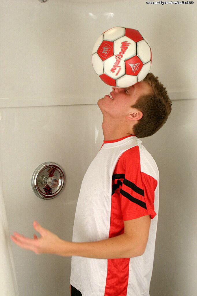 16P A stud in the shower jerking his big meaty dick