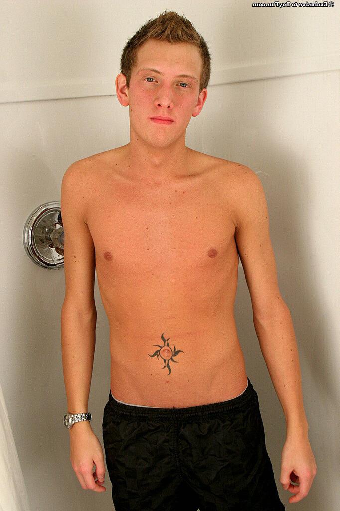 16P A stud in the shower jerking his big meaty dick