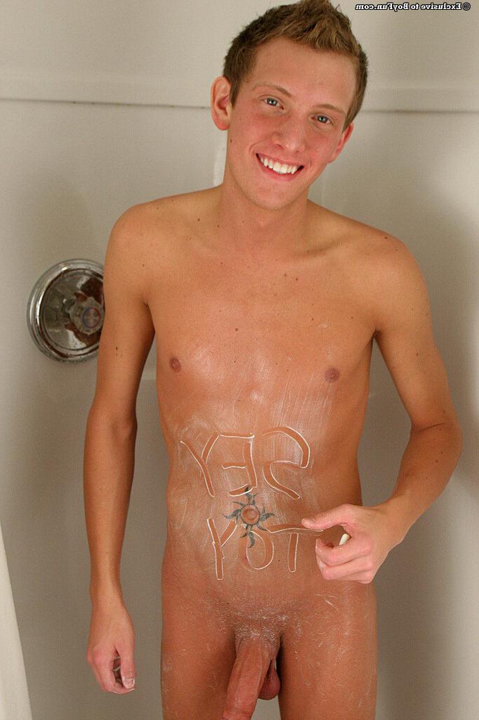 16P A stud in the shower jerking his big meaty dick