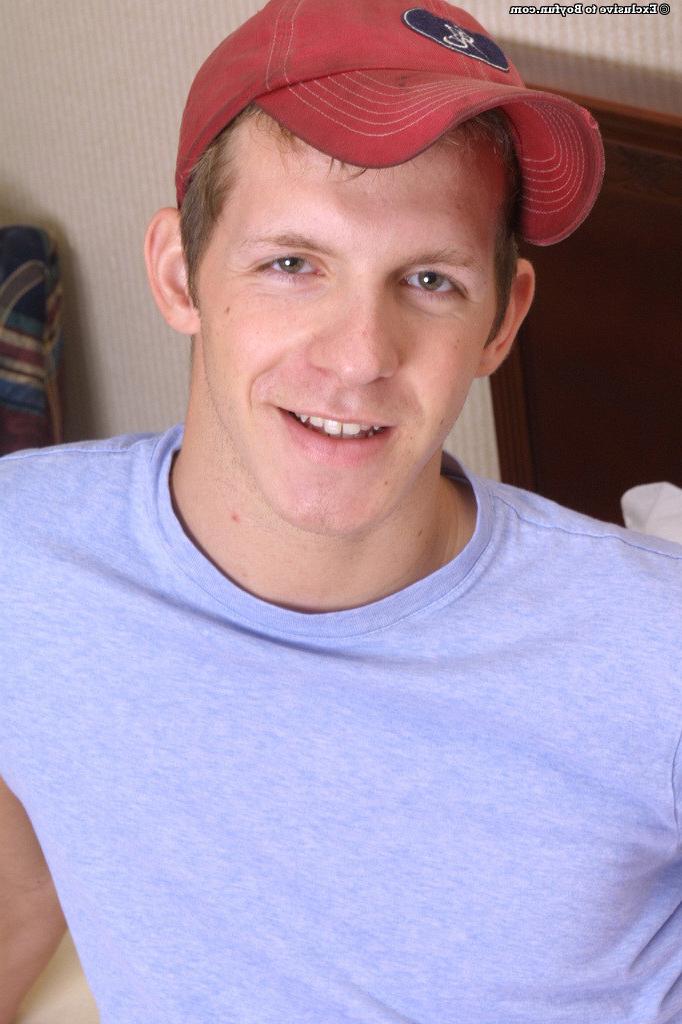 16P A guy jerking it for a load of cum on his body